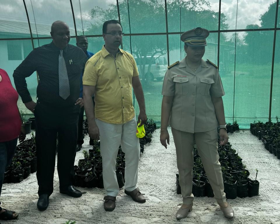 OGA-directeur Gangabisoensingh, OW-minister Nurmohamed en dc Bansi-Durga in de plantenkas. Foto: BIC Saramacca