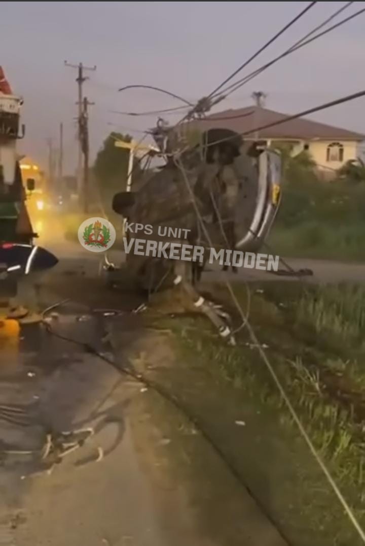 Wanica- In de nacht van zaterdag op zondag 31 december 2023, kreeg de politie de melding van een auto in de goot aan de Vierkinderenweg.