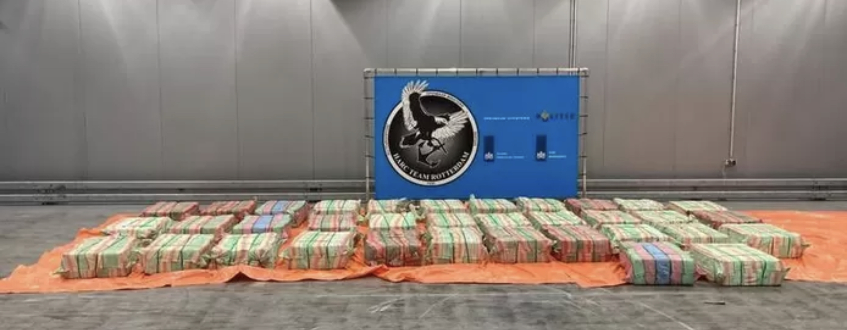 De Douane en de politie hebben vandaag bij een overslagbedrijf in het Westland 2100 kilo cocaïne aangetroffen. De straatwaarde van de partij wordt geschat op ruim 157 miljoen euro. © Openbaar Ministerie