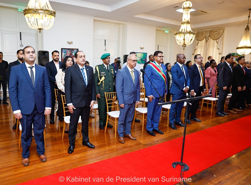 Op het Presidentieel Paleis heb ik vandaag, 19 november 2023, Ryan Nannan en Aroen Jadoenathmisier beëdigd tot Buitengewoon en Gevolmachtigd Ambassadeur van de Republiek Suriname, met als respectievelijke standplaats Parijs en Genève. Suriname heeft met Frankrijk een intensieve en uitgebreide samenwerking op verschillende gebieden, waaronder personen- en goederenverkeer, onderwijs en cultuur, gezondheid, handel, economie en milieu. Ook is het vestigen van een Permanente Missie in Genève, een weloverwogen besluit geweest van de regering. De Permanente Vertegenwoordiging van Suriname bij de VN en andere internationale organisaties in Genève, heeft als voornaamste taak om de belangen van Suriname op het gebied van mensenrechten, migratie en vluchtelingenvraagstukken, alsook de samenwerking op het gebied van duurzame ontwikkeling, klimaatverandering en milieubescherming te behartigen. Deze ambassadeurs hebben tot taak de diplomatieke banden van beide landen verder uit te diepen en te verstevigen. Ik wens de nieuwbakken diplomaten heel veel succes toe bij de uitoefening van hun ambt en zij mogen daarbij rekenen op de ondersteuning van de Surinaamse regering.