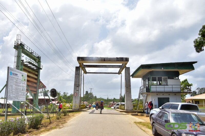 PARAMARIBO — Binnenkort wordt de eerste van vijf secties van de rehabilitatiewerkzaamheden aan het Saramaccakanaal afgerond. Gestart is bij de Uitkijksluis te Creola. Projectmanager Vishnu Kalloe spreekt van een “uitdagend project”, maar wel één dat volgens hem alleen maar tot voordelen voor de economie en samenleving zal leiden.  Sectie 4 is 7,3 kilometer lang en eindigt in de buurt van de Kameelbrug. Daarna volgt sectie 3 (tot Magenta) en daarna sectie twee. De laatste fase betreft sectie 1 nabij Vabi tot de sluis aan de Saramaccadoorsteek. Aannemer International Infra probeert het werk in vijf kalendermaanden af te hebben.   Decennialang niet opgeschoond  Het 25 kilometer lange Saramaccakanaal verbindt de Suriname- met de Saramaccarivier. De waterweg is dertig tot vijftig meter breed en heeft een diepte van tussen de twee en drie meter. Langs het kanaal liggen voornamelijk bedrijven die actief zijn in de hout- en zandsector. Kalloe zegt dat er overlegmomenten zijn georganiseerd met belanghebbenden. Ook zijn zij die langs het kanaal wonen geïnformeerd over de uitvoering van het project. “Er is veel begrip en de mensen komen zelfs kijken hoe het eraan toegaat”, aldus de projectmanager.  De aannemer is midden januari gestart aan het ‘Saramacca Canal System Rehabilitation Project’. Het contract daartoe werd op 14 november 2023 getekend. Coördinator Cheryl Margaret maakte daarbij duidelijk dat het vrij omvangrijke project een grote impact op de ontwatering van Groot-Paramaribo en andere gebieden zal hebben.  Kalloe verklaart tegenover de Communicatiedienst Suriname dat het kanaal zeker zestig tot zeventig jaar niet is opgeschoond. De waterloop is daardoor op vele plekken dichtbegroeid en versmald, met verminderd watertransport en ook geen andere economische activiteiten. Hij merkt op dat nu de waterweg in sectie 5 van alle begroeiing is ontdaan, het een aangenamer uitzicht biedt. Behalve de voorname doelen – ontwatering en begaanbaar maken voor de scheepvaart – brengt het volgens hem ook met zich mee dat personen m