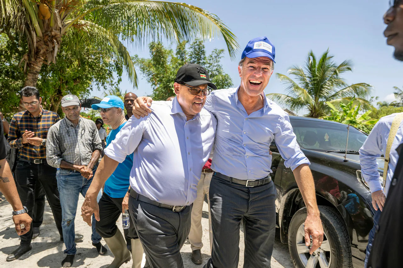 Premier Rutte met president Santokhi na een bezoek aan een mangrovebos, september 2022.Bron Guus Dubbelman / de Volkskrant