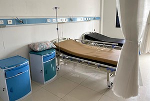 Henriëtte en Vikas bezochten een ‘spookziekenhuis’ buiten de hoofdstad Paramaribo, zo schrijven ze in hun dagboek.