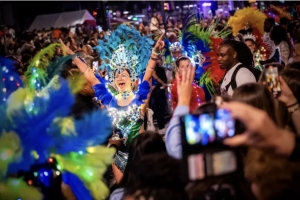 Drukte tijdens start van Zomercarnaval in Rotterdam. © Frank de Roo