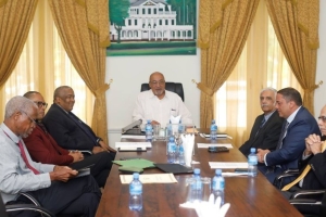 President Bouterse (midden) overlegt over de mogelijke fraude met onder anderen de ministers van Justitie en Financiën. NATIONAAL INFORMATIE INSTITUUT