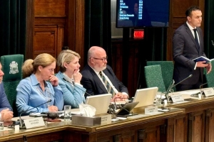 Het eerste debat liep al snel uit op een chaos. © Rijnmond