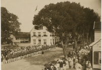 De opening van de Koloniale Staten aan de Gravenstraat in Paramaribo voor het zittingsjaar 1884-1885. (Albuminedruk Julius Muller, 1884)