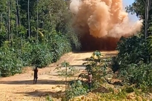 illegale landingsbanen vernietigd in Poesoegroenoe. Foto: OM