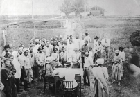 Hindostaanse contractarbeiders en vrije arbeiders werkten zij aan zij op de plantages; ook Afro-Surinaamse vrouwen. Zij ontvingen hun loon van de skrifiman (de boekhouder).