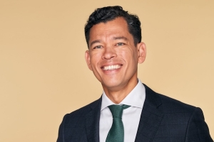 De 43-jarige Raoul Boucke is de eerste Surinaamse Nederlander die kans maakt op een zetel in het Europese Parlement in Brussel.