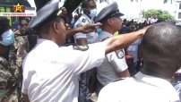 Embedded thumbnail for Eieren gegooid naar politie en militairen