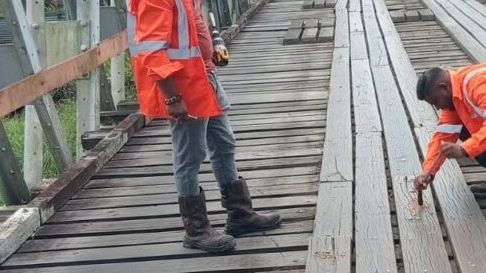 Wegenautoriteit herstelt wegschade en inspecteert bruggen op meerdere locaties