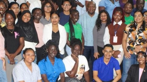 Minister Bee benadrukt belang van geschoolde jongeren voor ontwikkeling Suriname