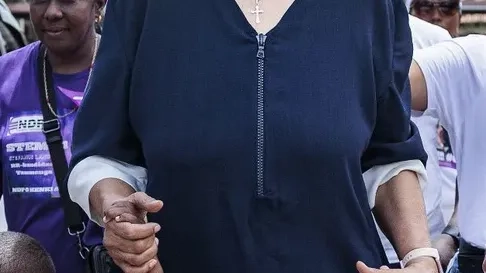 Lijsttrekker Jennifer Simons van de NDP na afloop van het stemmen op de dag van de verkiezingen in Suriname in mei. Foto Ramon van Flymen/ANP