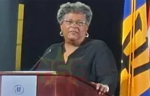 Premier Mottley benadrukt belang van samenwerking Caribische media