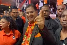  Santokhi belooft rijkdom voor alle Surinamers