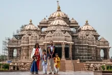 Vicepresident JD Vance, zijn vrouw Usha Vance en hun kinderen in de Akshardham-tempel in New Delhi op maandag. Foto: Kenny Holston/The New York Times