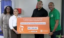Hakrinbank schenkt SRD 2 miljoen aan Srefidensi-commissie