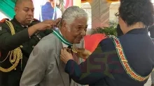 190 Surinamers gedecoreerd: Frits Pengel ontvangt hoogste onderscheiding