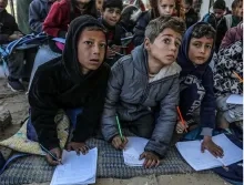 Kinderen in Gaza keren terug 'naar school' te midden van ruïne en trauma