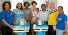 Soroptimistclub doneert kookvoorzieningen aan vrouwenafdeling Santo Boma