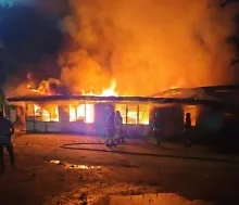 Brand verwoest gebouw op Sosis-terrein aan Marowijnestraat