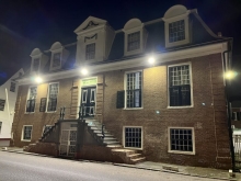 Het Hof van Justitie in de late avond. [Foto: Terence Oosterwolde]