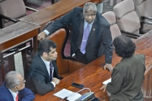 Gillmore Hoefdraad als minister van Financiën in een tête-à-tête met parlementsvoorzitter Jennifer Geerlings-Simons, vicepresident Ashwin Adhin en minister Soewarto Moestadja tijdens een schorsing in het parlement.