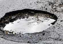 OW niet in staat kapot weggedeelte van Van ’t Hogerhuysstraat te repareren