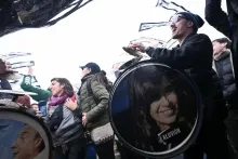 Kirchner begint straf, supporters massaal op straat