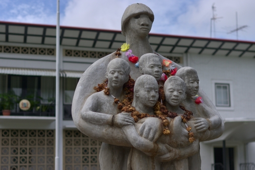 https://nl.wikipedia.org/wiki/Mama_Sranan https://nl.wikipedia.org/wiki/Mama_Sranan
