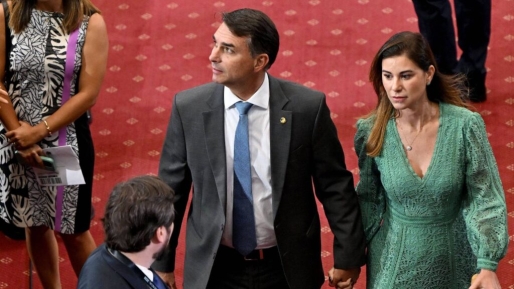 Flávio Bolsonaro met gezin aangekomen in VS, mogelijk politiek asiel van Trump