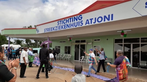Onthulling van het naambord van het Streekziekenhuis Atjoni. Foto: Suriname Herald Onthulling van het naambord van het Streekziekenhuis Atjoni. Foto: Suriname Herald