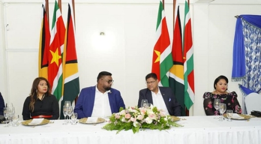 De presidenten en first ladies van Suriname en Guyana in Georgetown (foto: I. Ali) De presidenten en first ladies van Suriname en Guyana in Georgetown (foto: I. Ali)