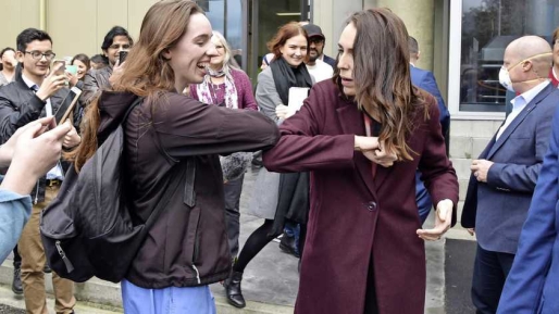 Premier Jacinda Ardern (rechts) groet een student van de Massey Universiteit. Ⓒ EPA Premier Jacinda Ardern (rechts) groet een student van de Massey Universiteit. Ⓒ EPA