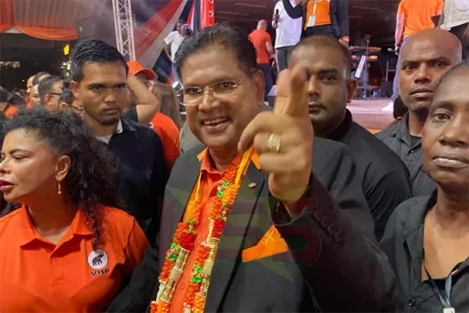 Santokhi belooft rijkdom voor alle Surinamers