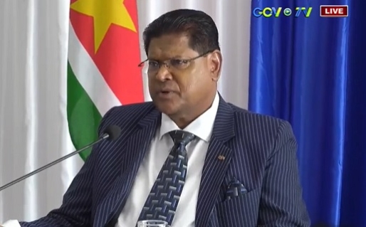 President Chan Santokhi op de persconferentie te Zorg en Hoop, vlak na terugkeer uit Guyana (beeld: govtv) President Chan Santokhi op de persconferentie te Zorg en Hoop, vlak na terugkeer uit Guyana (beeld: govtv) President Chan Santokhi op de persconferentie te Zorg en Hoop, vlak na terugkeer uit Guyana (beeld: govtv)