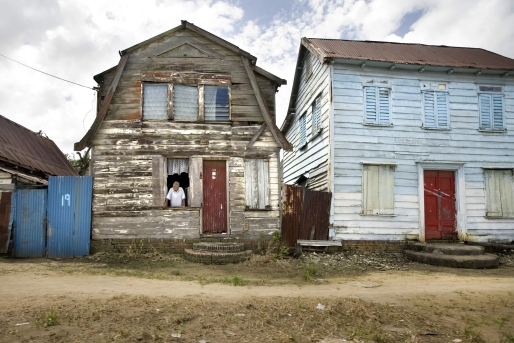 Paramaribo wacht al jaren op nieuwbouw. Foto Merlin Daleman Suriname, Paramaribo, 27-11-07 Een straat in Paramaribo. © Foto Merlin Daleman