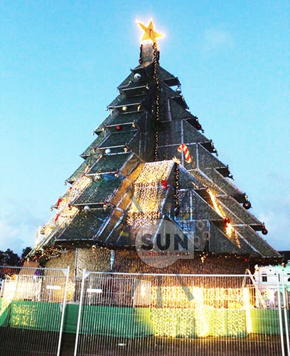De reuze kerstboom op het Onafhankelijkheidsplein