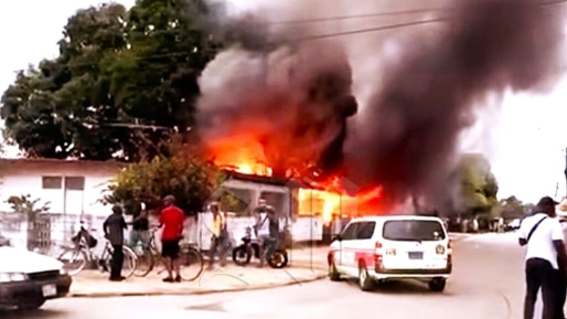 Moeder en dochter verliezen alles door brand in woning