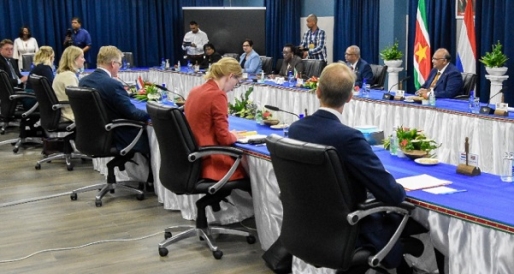 De ontmoeting tussen Buitenlandse Zaken Suriname en Nederland (foto: CDS) De ontmoeting tussen Buitenlandse Zaken Suriname en Nederland (foto: CDS)