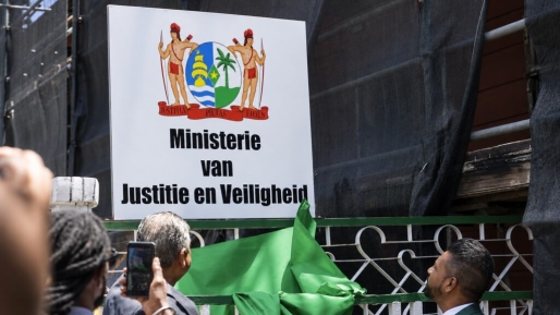 Ministerie van Justitie en Veiligheid onthult nieuw naambord