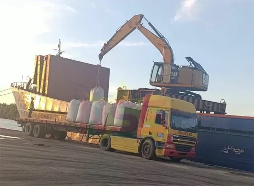 Volledige lading 385 ton illegaal ingevoerde rijst onder politiebewaking bij FAI