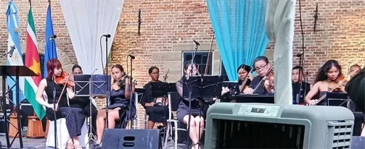 Muziek brengt licht in Fort Zeelandia