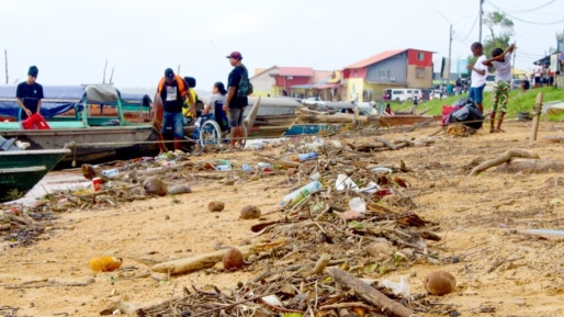 Medewerkers OW en RO werken samen aan schoonmaak Albina