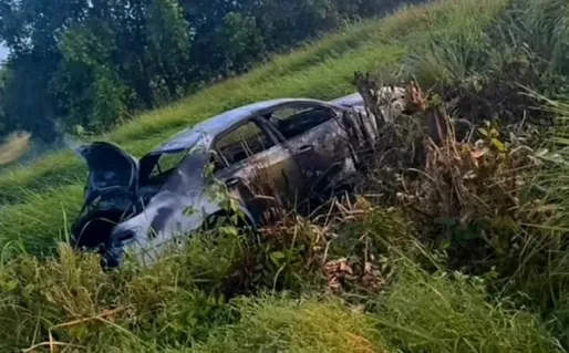 Auto brandt volledig uit na verkeersongeval in Wanica