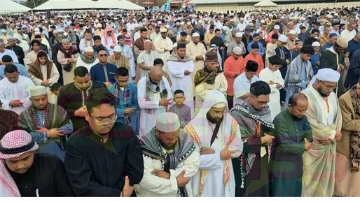 Honderden gelovigen sluiten Ramadan af met gezamenlijk Idul-gebed