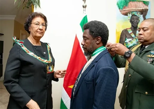 President Simons onderscheidt Surinaamse wetenschapper Rudi van Els in Brazilië