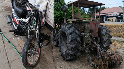 Bromfietser zwaargewond na botsing met tractor in Nickerie
