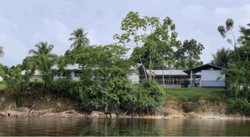 Dit is de hoogte van het water in het binnenland onder normale omstandigheden. Door de aanhoudende regen zijn bepaalde delen onder water gelopen. Foto: Suriname Herald. Dit is de hoogte van het water in het binnenland onder normale omstandigheden. Door de aanhoudende regen zijn bepaalde delen onder water gelopen. Foto: Suriname Herald.